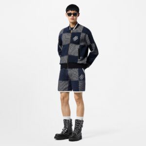 p438 路易#新品DAMIER 绗缝飞行员夹克 本款绗缝棉质针织飞行员夹克为大号 Damier 提花浸染深邃色调 以醒目饰边勾勒罗纹衣领和袖口 左侧胸前点缀品牌标识 拉链开合 男女同款 𝙘𝙤𝙡𝙤𝙧：深蓝色 𝙨𝙞𝙯𝙚：𝒔 𝒎 𝑳