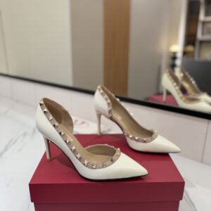 발렌티노 락스터드 포인티드 토 펌프스 9cm