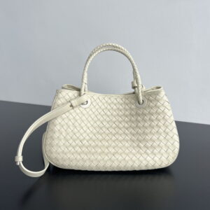 BOTTEGA VENETA 보테가베네타 인트레치아토 베스킷 씨 솔트 백