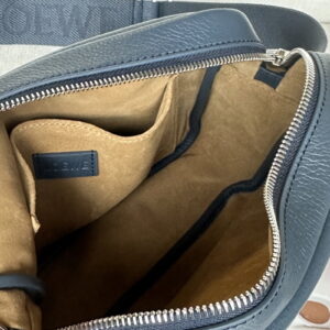 LOEWE 로에베 부드러운 그레인 송아지 가죽 소재의 미디엄 페블 메신저 백 BANBA73X05.CIL 0011336658