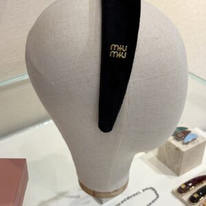 미우미우 시그니처 벨벳 와이드 헤어밴드