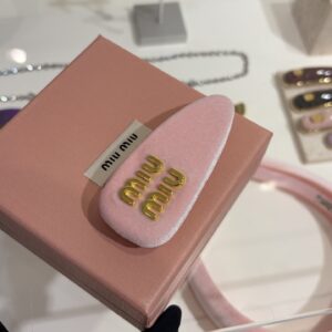 미우미우 골드 로고 벨벳 헤어클립