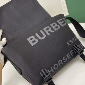BURBERRY 버버리 블랙 호스페리 프린트 나일론 스몰 락 크로스백 8058490