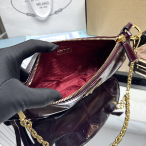 PRADA 프라다 리에디션 2002 미디엄 가죽 숄더백 1BC221_2CYR_F0LV7_V_OOM