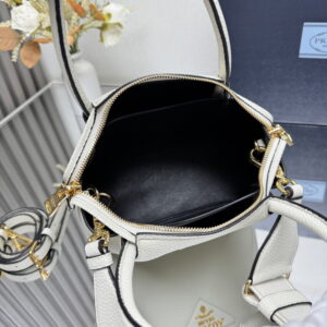 PRADA 프라다 인버티드 플루 가죽 미니 핸드백 1BA362_2DKV_F02EU_V_7NO
