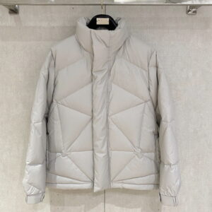 [M~3XL]프라다 엠보로고 하이넥 다운 패딩 자켓 그레이