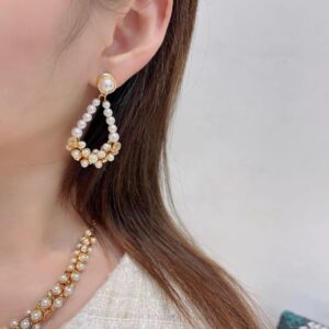 샤넬 2026 봄 여름 프리-컬렉션 펜던트 이어링 메탈, 글래스 펄 골드, 펄리 화이트