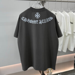[S~2XL]크롬하츠 백사이드 스크롤 로그 티셔츠 차콜