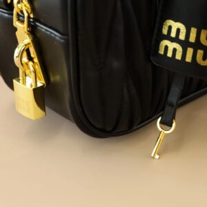 미우미우 아르카디 마테라쎄 나파 가죽 백 블랙 1