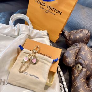 루이비통 자물쇠 핑크 하트 키링 LOUIS VUITTON