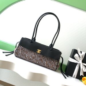 Chanel 26S 시즌 블랙 및 에크루 트위드와 가죽이 조화된 숄더백 26S 쇼핑백 그레인드 카프스킨