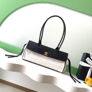 Chanel 26S 시즌 블랙 및 에크루 트위드와 가죽이 조화된 숄더백 26S 스몰 쇼핑백 그레인드 카프스킨
