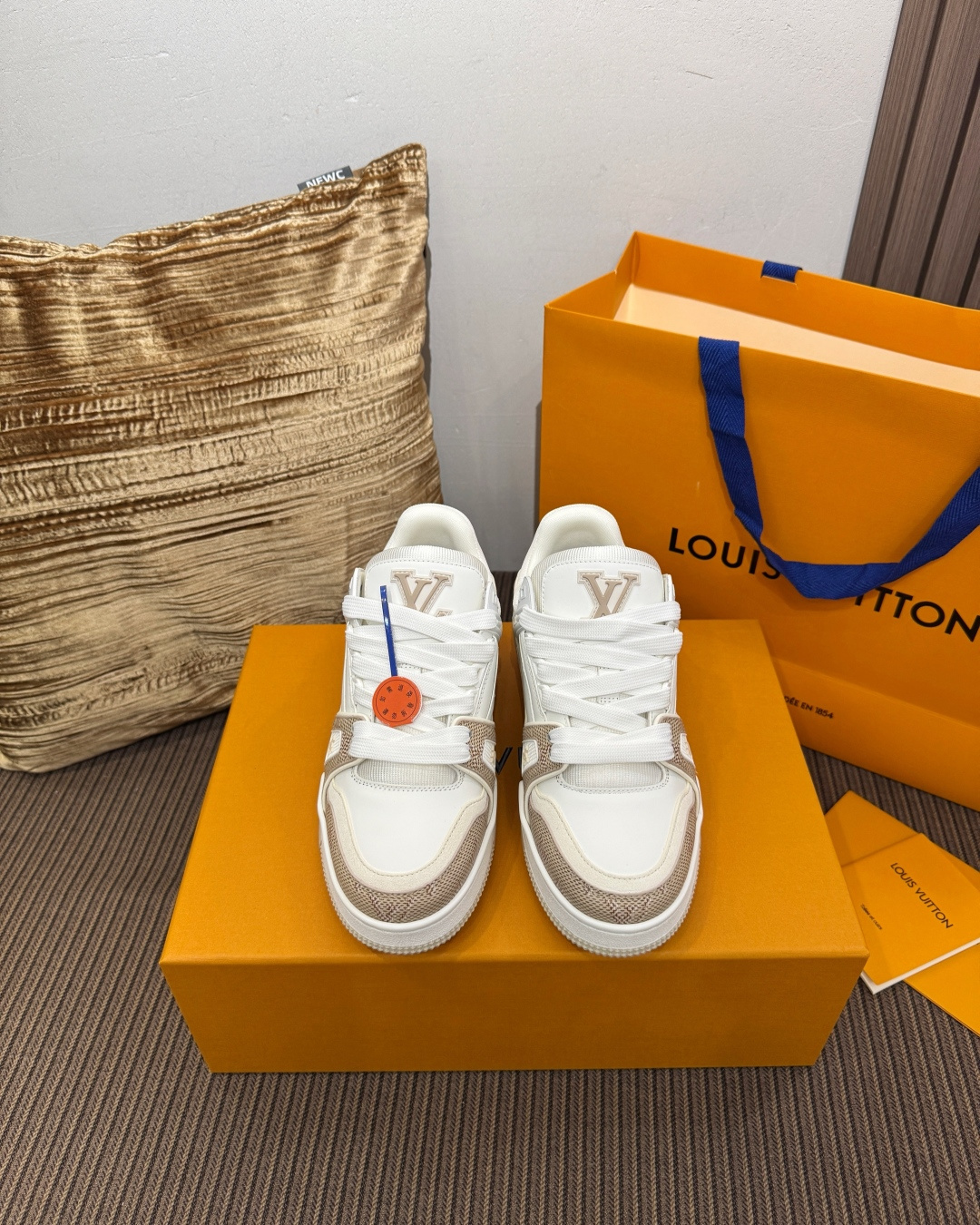 루이비통 LV 트레이너 로우탑 스니커즈 베이지 화이트