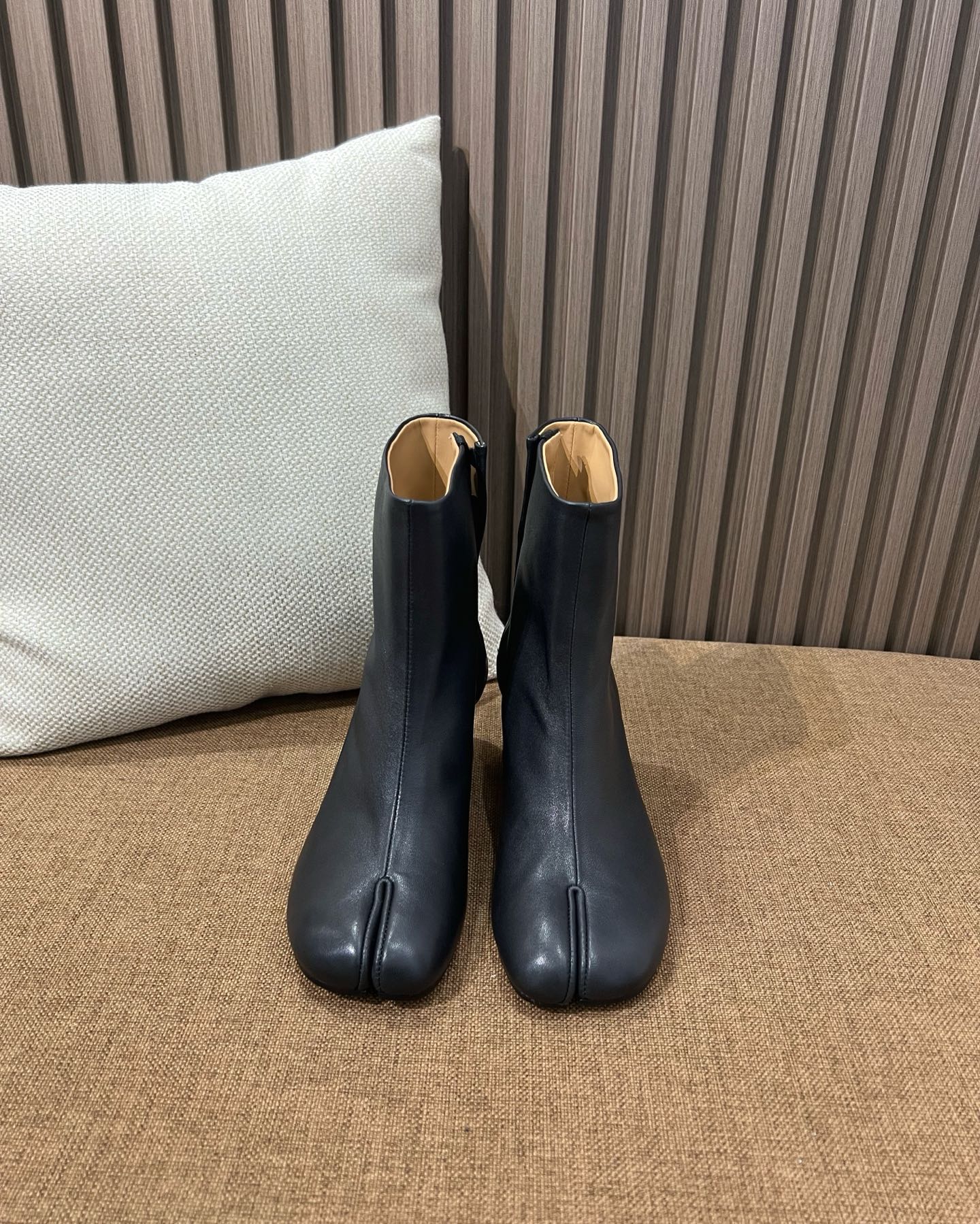 메종 마르지엘라 MM6 타비 앵클부츠 블랙 6cm 힐