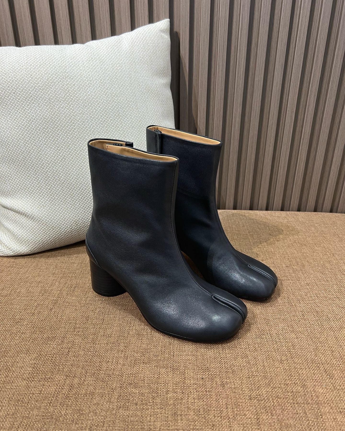 메종 마르지엘라 MM6 타비 앵클부츠 블랙 6cm 힐 - 이미지 3