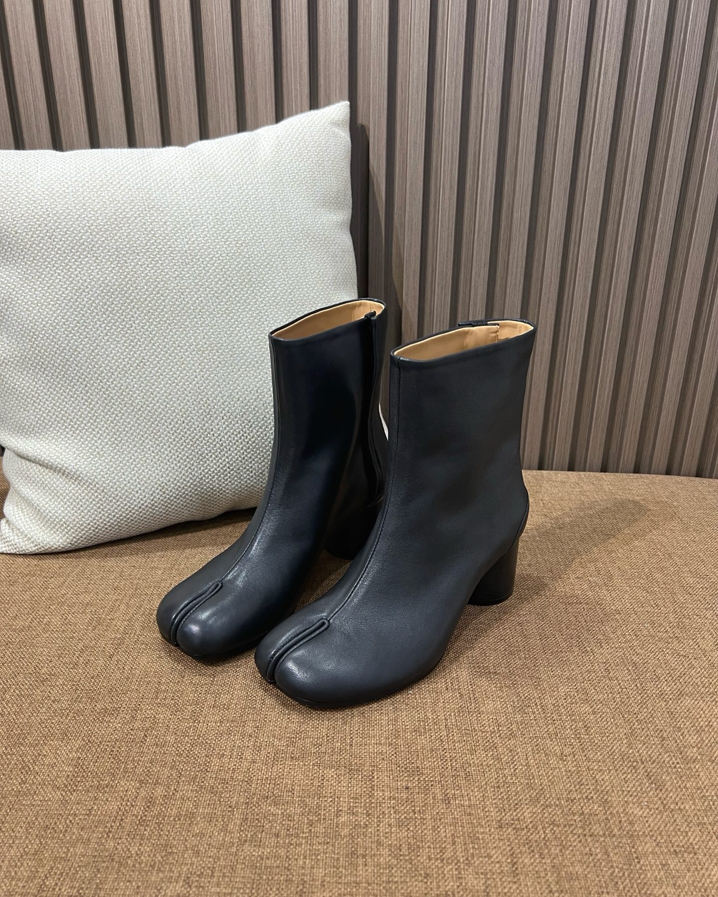 메종 마르지엘라 MM6 타비 앵클부츠 블랙 6cm 힐 - 이미지 4