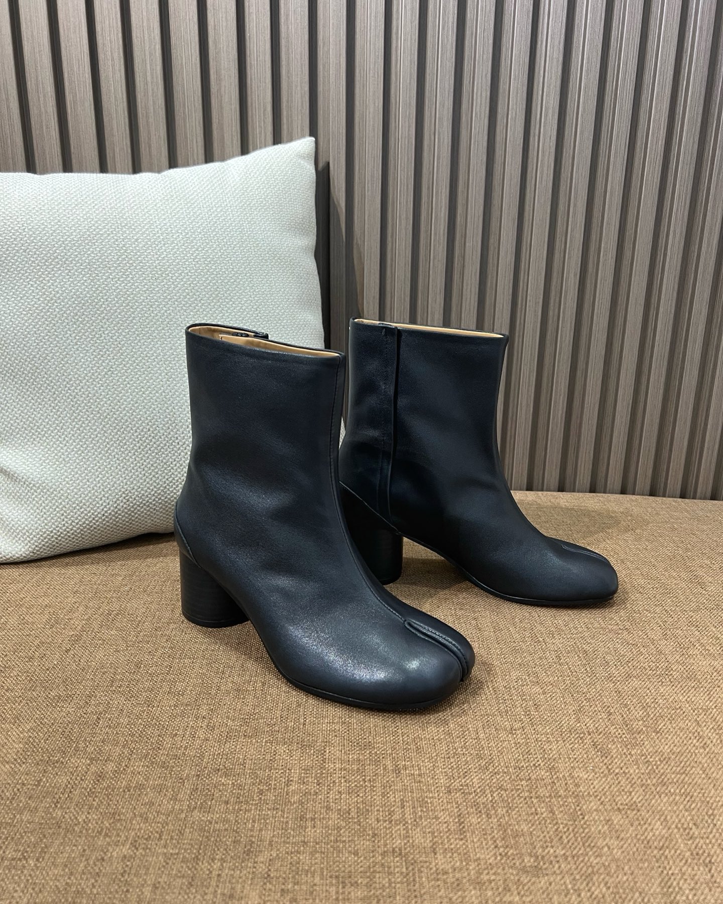 메종 마르지엘라 MM6 타비 앵클부츠 블랙 6cm 힐 - 이미지 6