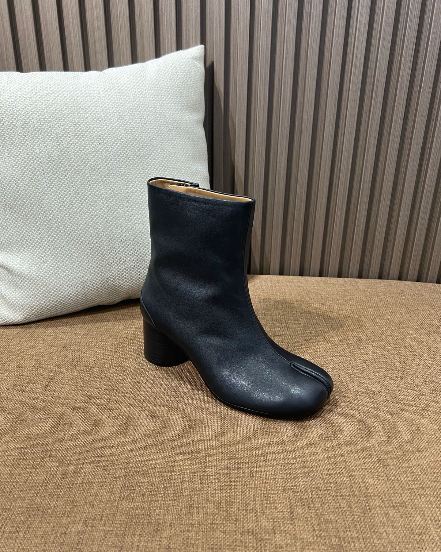 메종 마르지엘라 MM6 타비 앵클부츠 블랙 6cm 힐 - 이미지 7