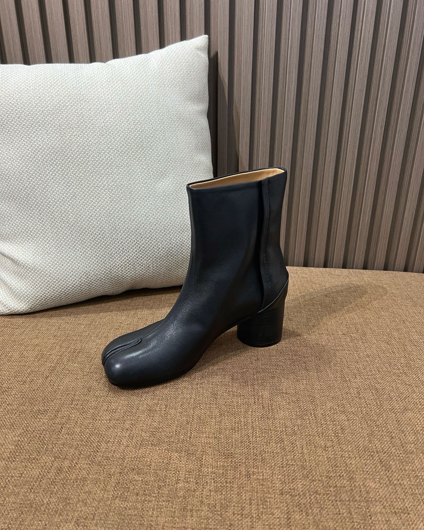 메종 마르지엘라 MM6 타비 앵클부츠 블랙 6cm 힐 - 이미지 8