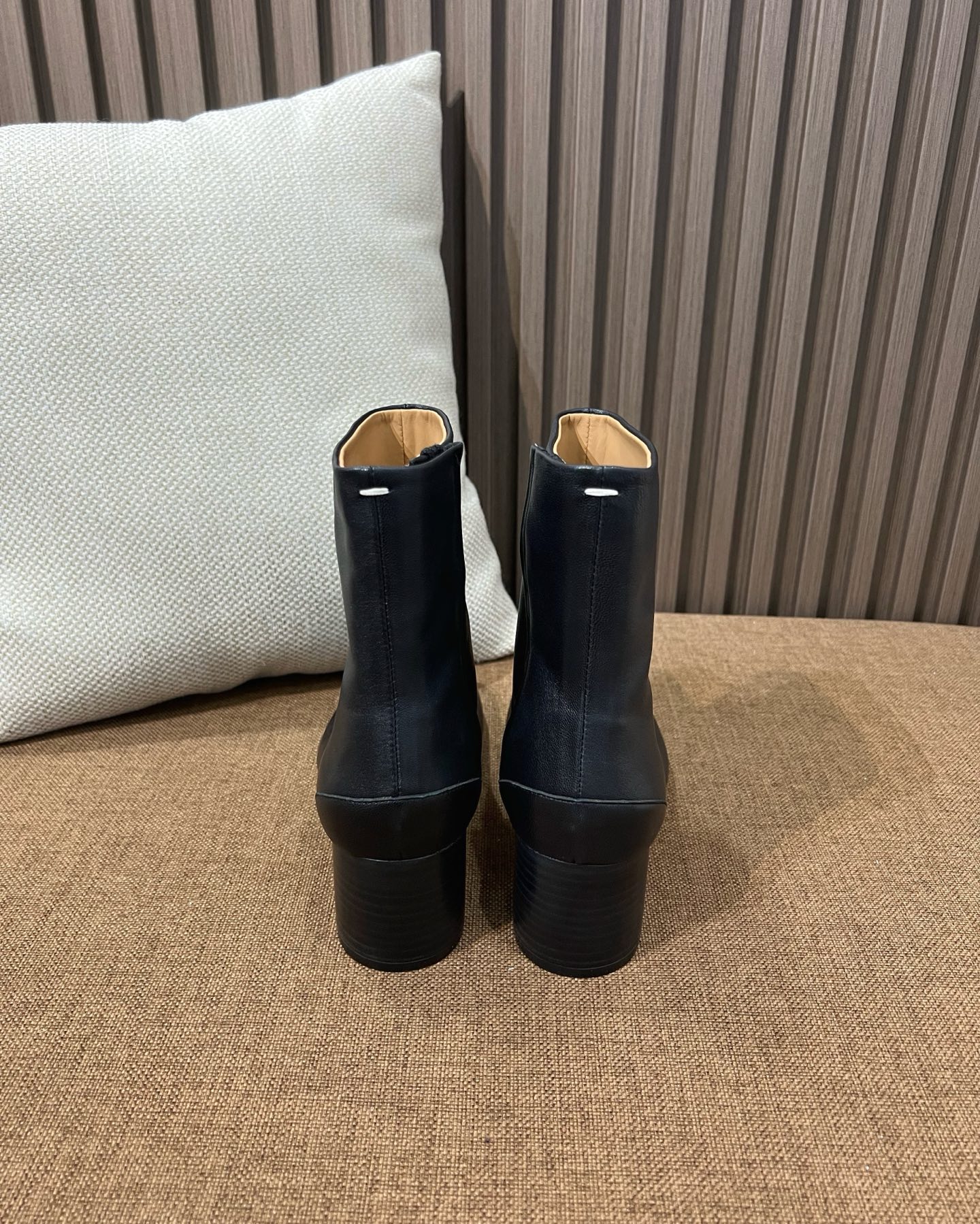 메종 마르지엘라 MM6 타비 앵클부츠 블랙 6cm 힐 - 이미지 9