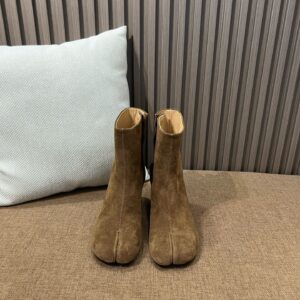 메종 마르지엘라 MM6 타비 스웨이드 앵클부츠 브라운 6cm 힐