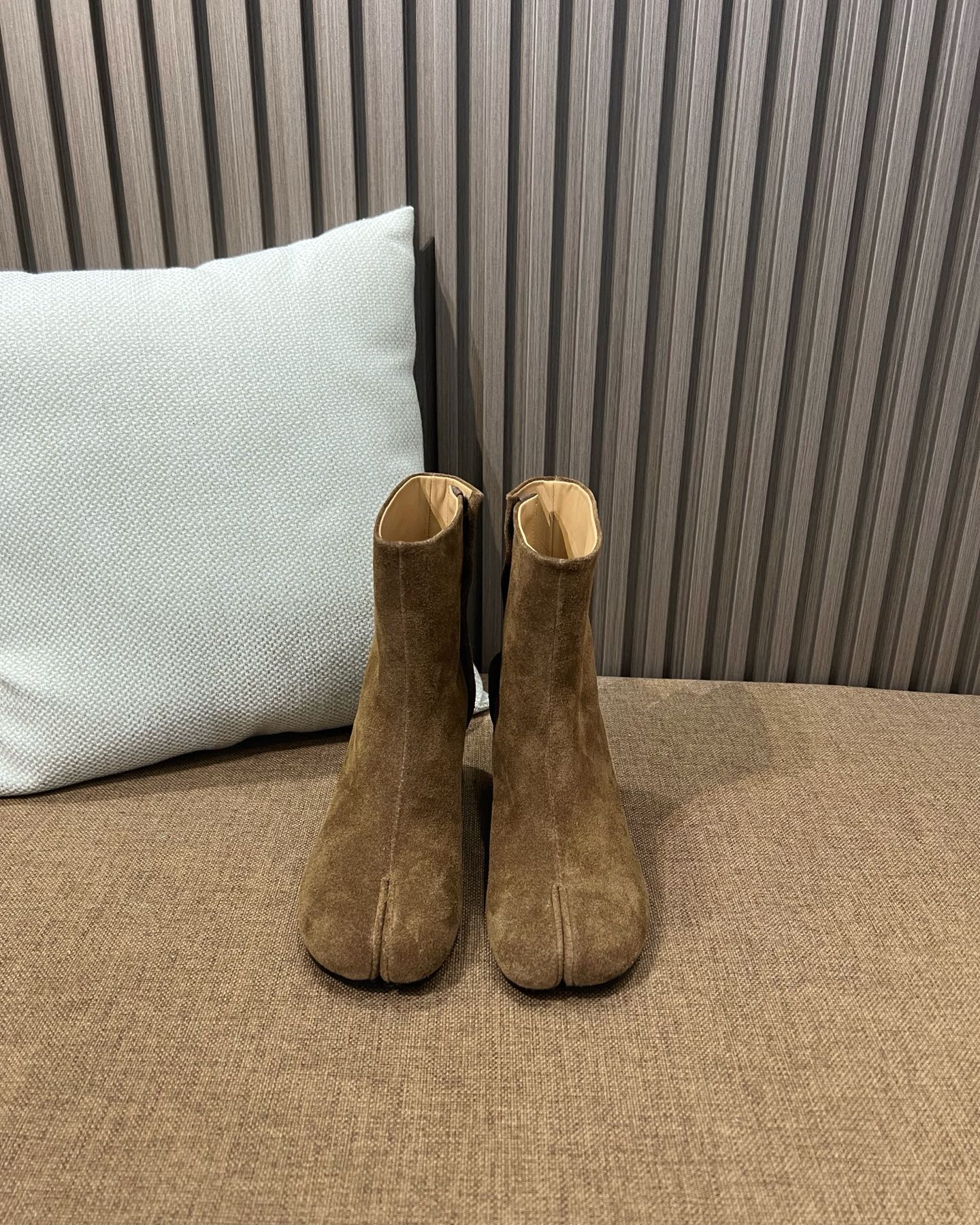 메종 마르지엘라 MM6 타비 스웨이드 앵클부츠 브라운 6cm 힐