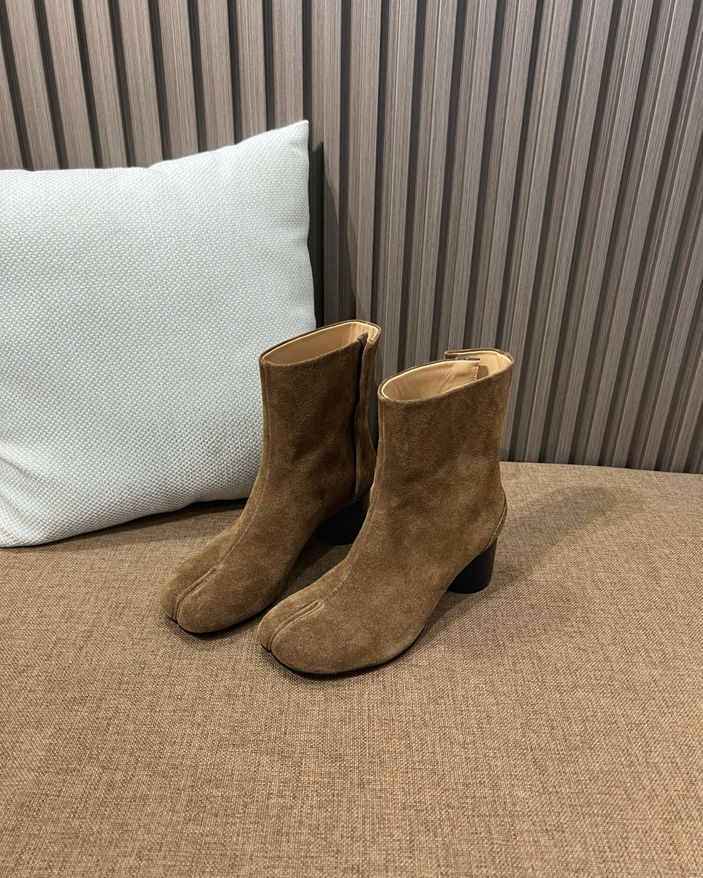 메종 마르지엘라 MM6 타비 스웨이드 앵클부츠 브라운 6cm 힐 - 이미지 4