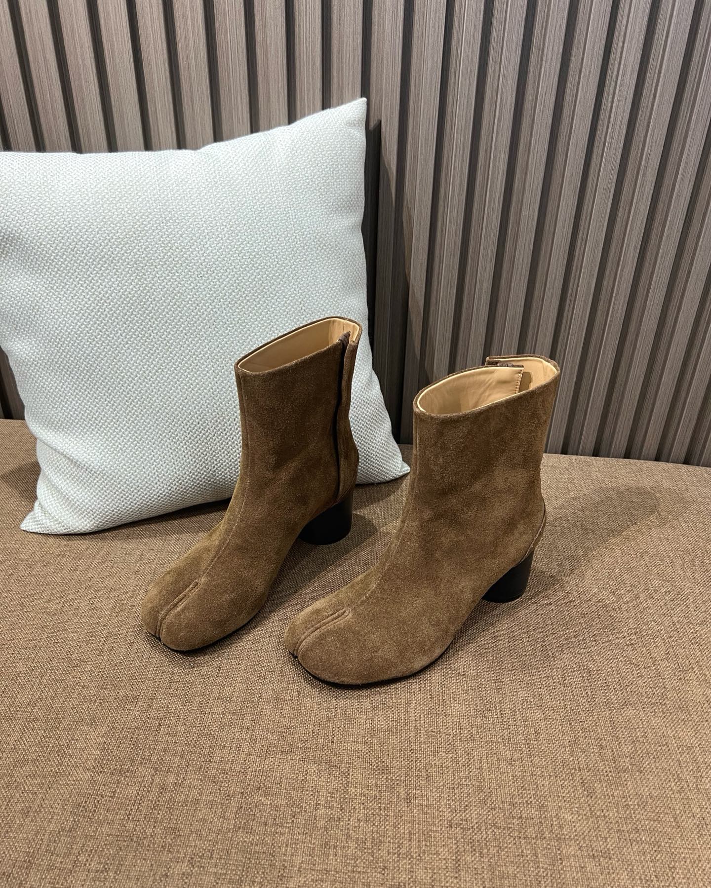 메종 마르지엘라 MM6 타비 스웨이드 앵클부츠 브라운 6cm 힐 - 이미지 5