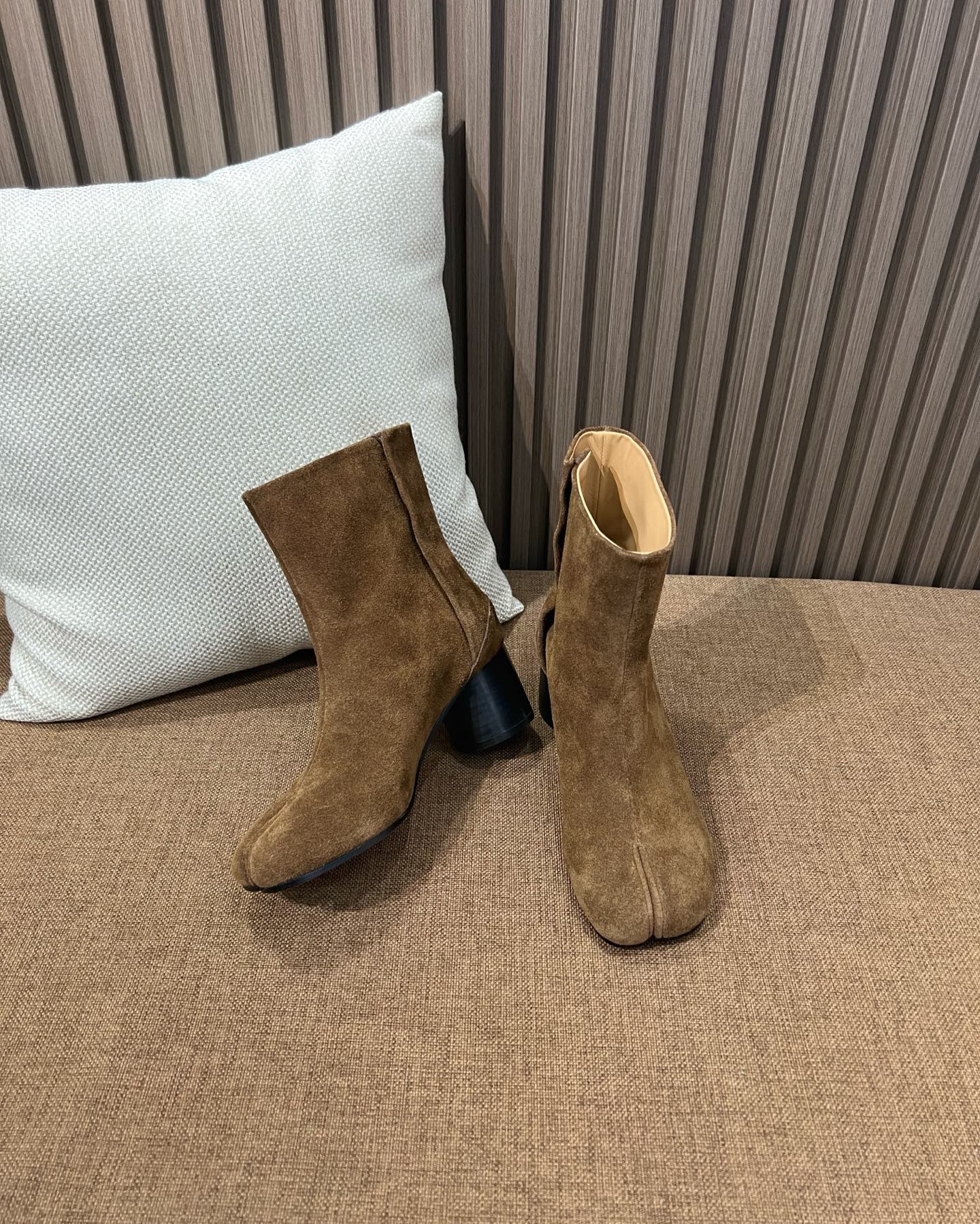 메종 마르지엘라 MM6 타비 스웨이드 앵클부츠 브라운 6cm 힐 - 이미지 6