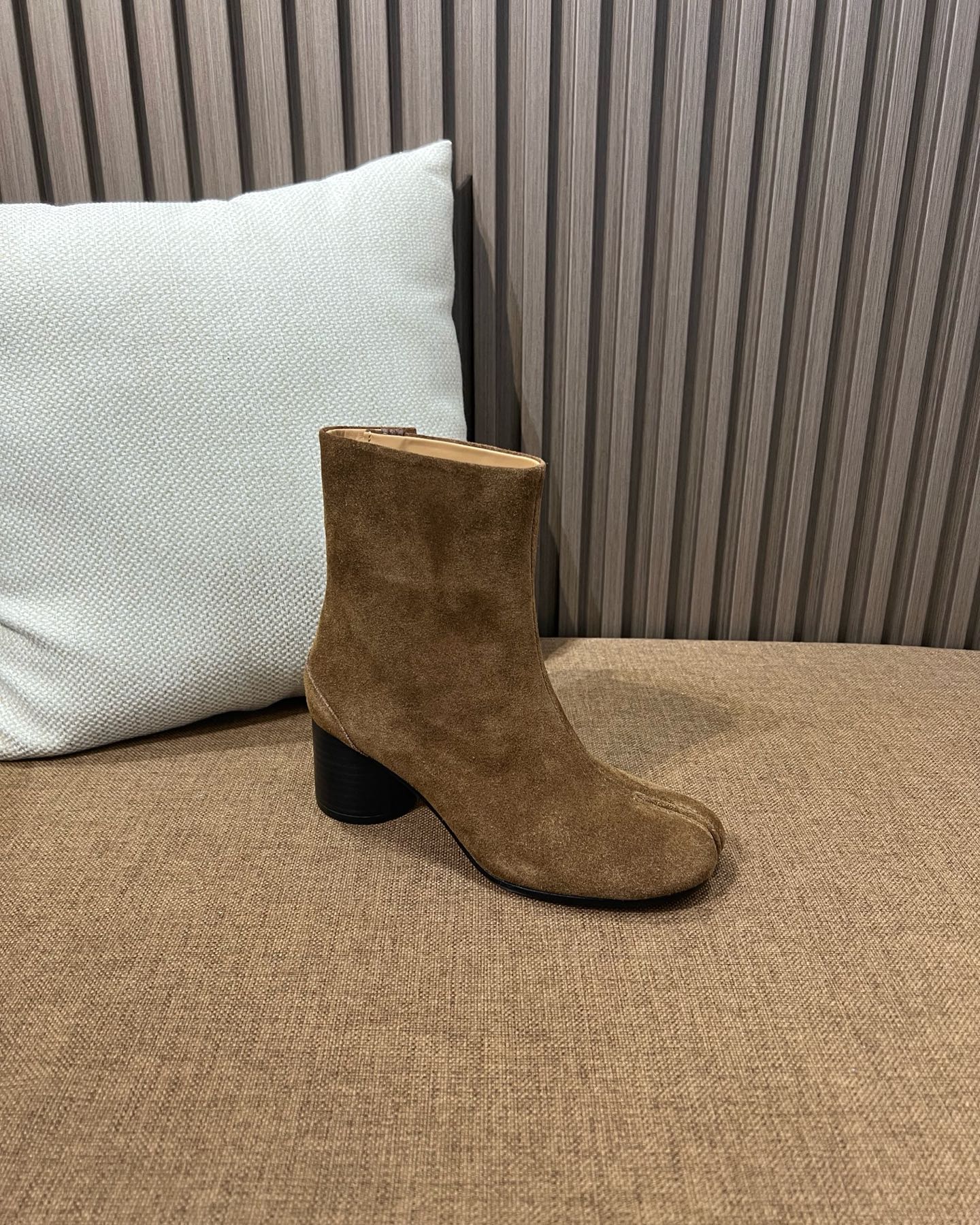 메종 마르지엘라 MM6 타비 스웨이드 앵클부츠 브라운 6cm 힐 - 이미지 7