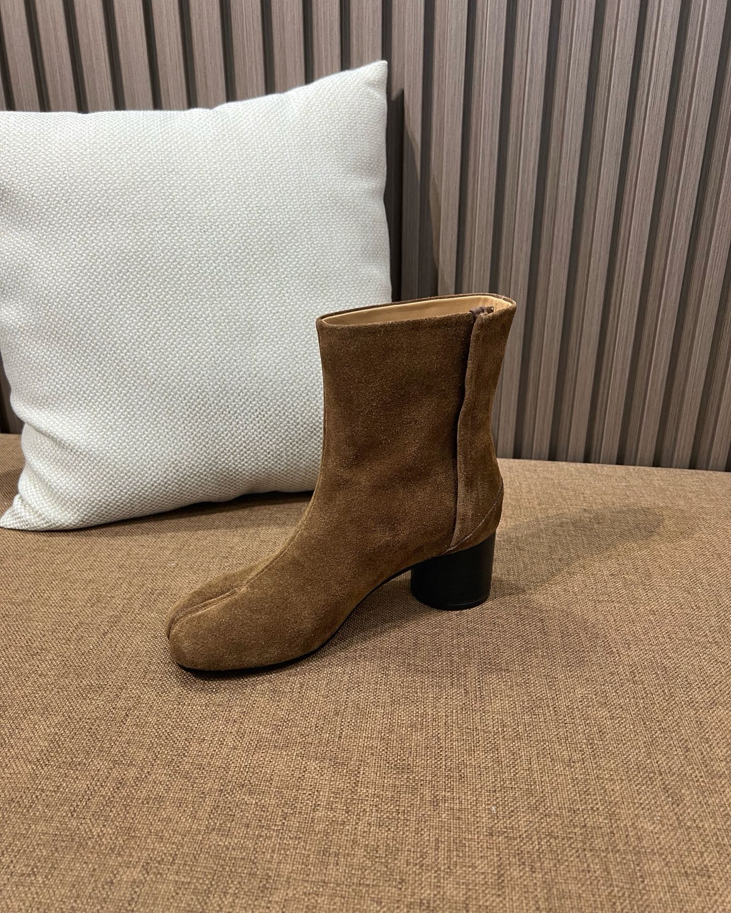 메종 마르지엘라 MM6 타비 스웨이드 앵클부츠 브라운 6cm 힐 - 이미지 8