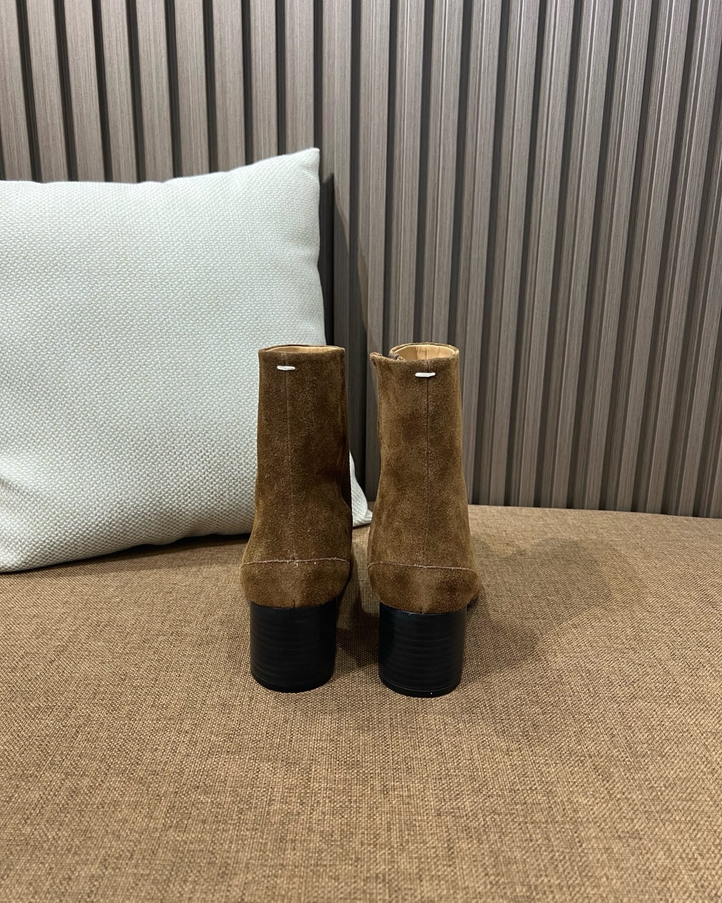 메종 마르지엘라 MM6 타비 스웨이드 앵클부츠 브라운 6cm 힐 - 이미지 9