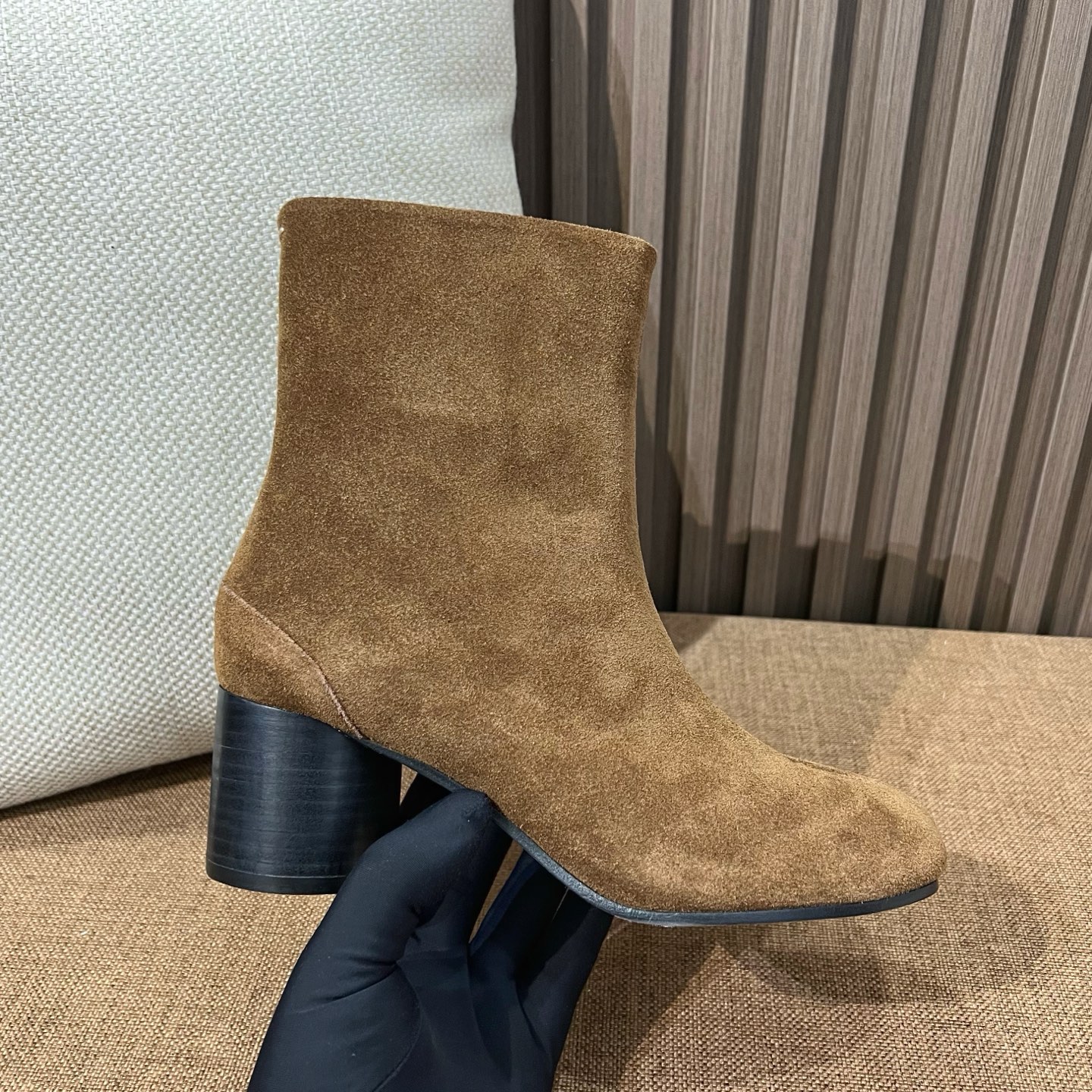 메종 마르지엘라 MM6 타비 스웨이드 앵클부츠 브라운 6cm 힐 - 이미지 11