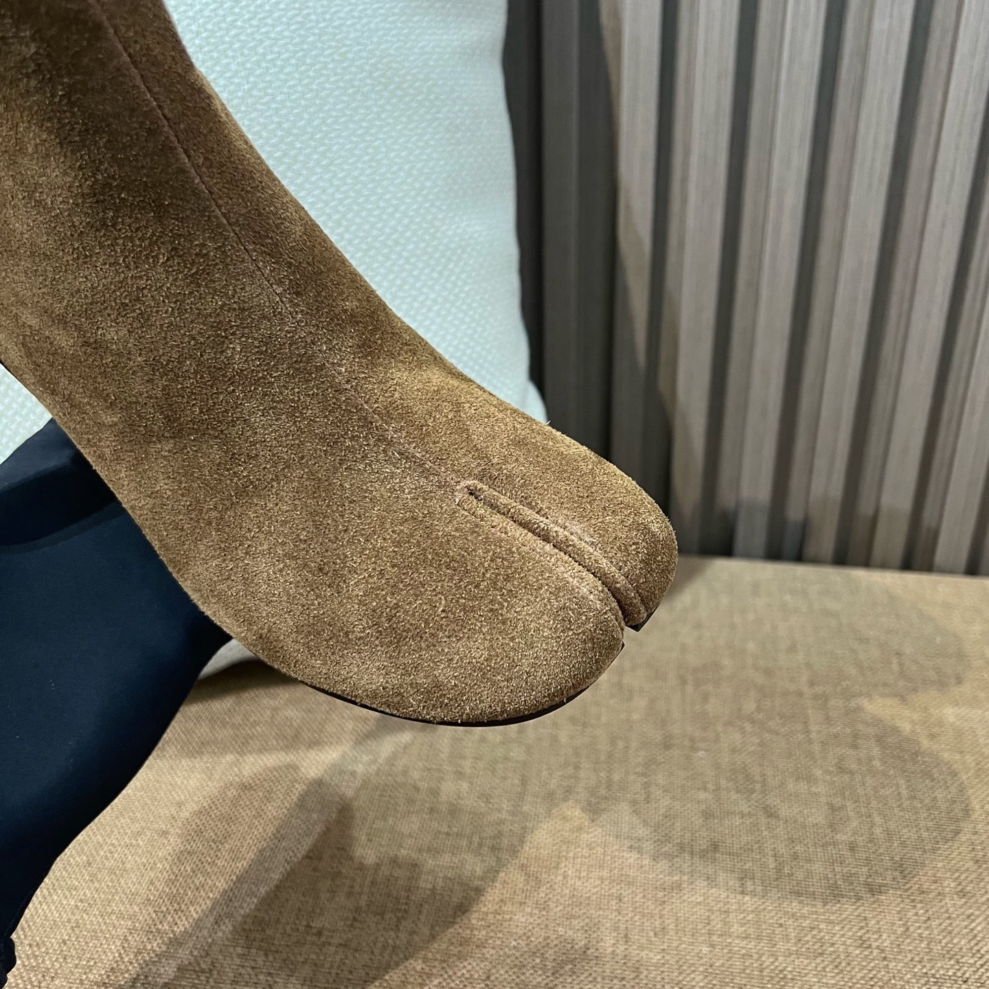 메종 마르지엘라 MM6 타비 스웨이드 앵클부츠 브라운 6cm 힐 - 이미지 12