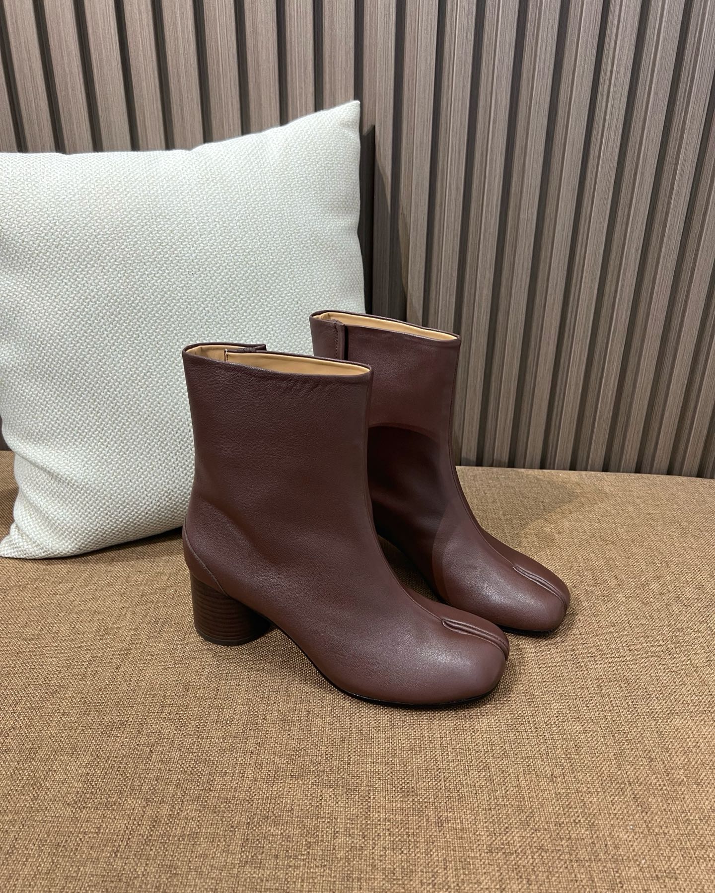 메종 마르지엘라 MM6 타비 앵클부츠 브라운 6cm 힐 - 이미지 3