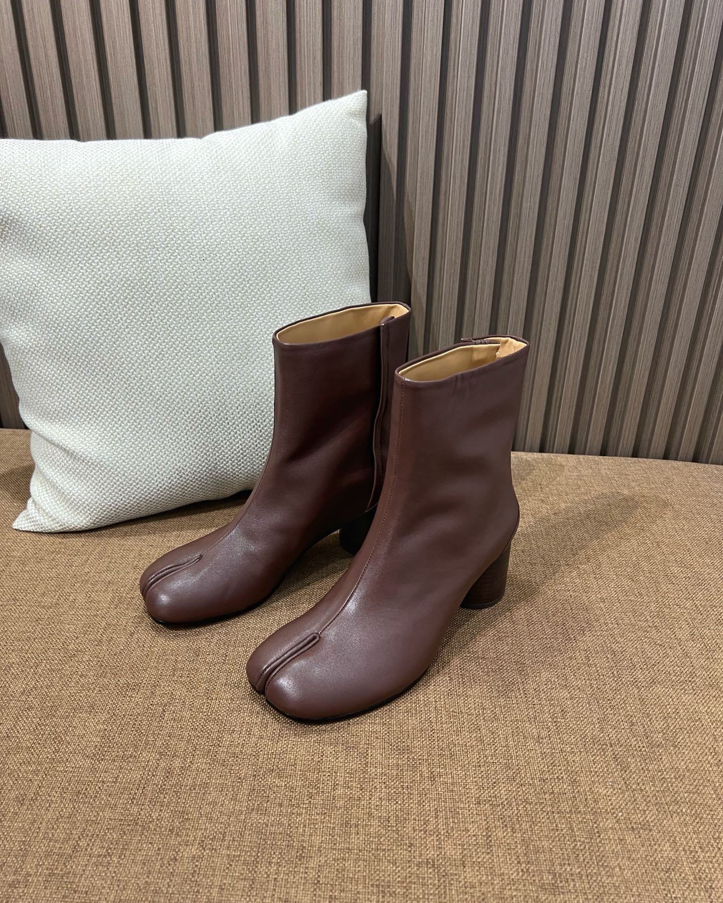 메종 마르지엘라 MM6 타비 앵클부츠 브라운 6cm 힐 - 이미지 4