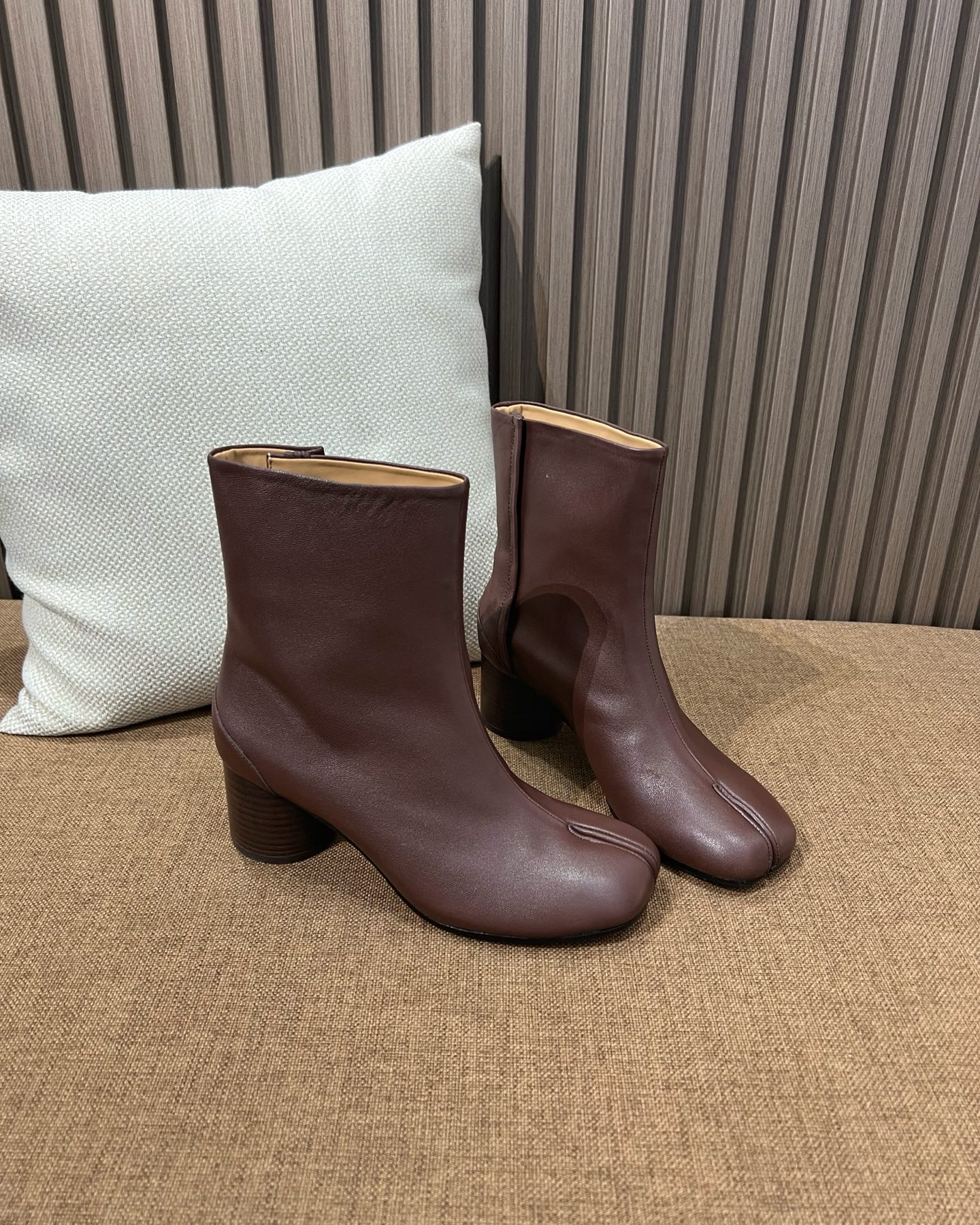 메종 마르지엘라 MM6 타비 앵클부츠 브라운 6cm 힐 - 이미지 5