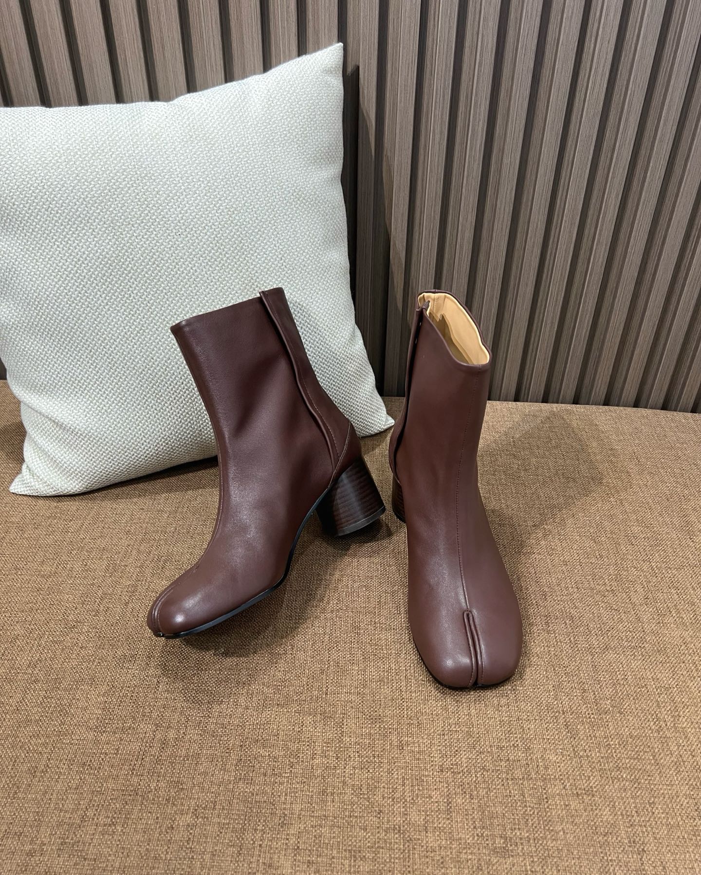 메종 마르지엘라 MM6 타비 앵클부츠 브라운 6cm 힐 - 이미지 6