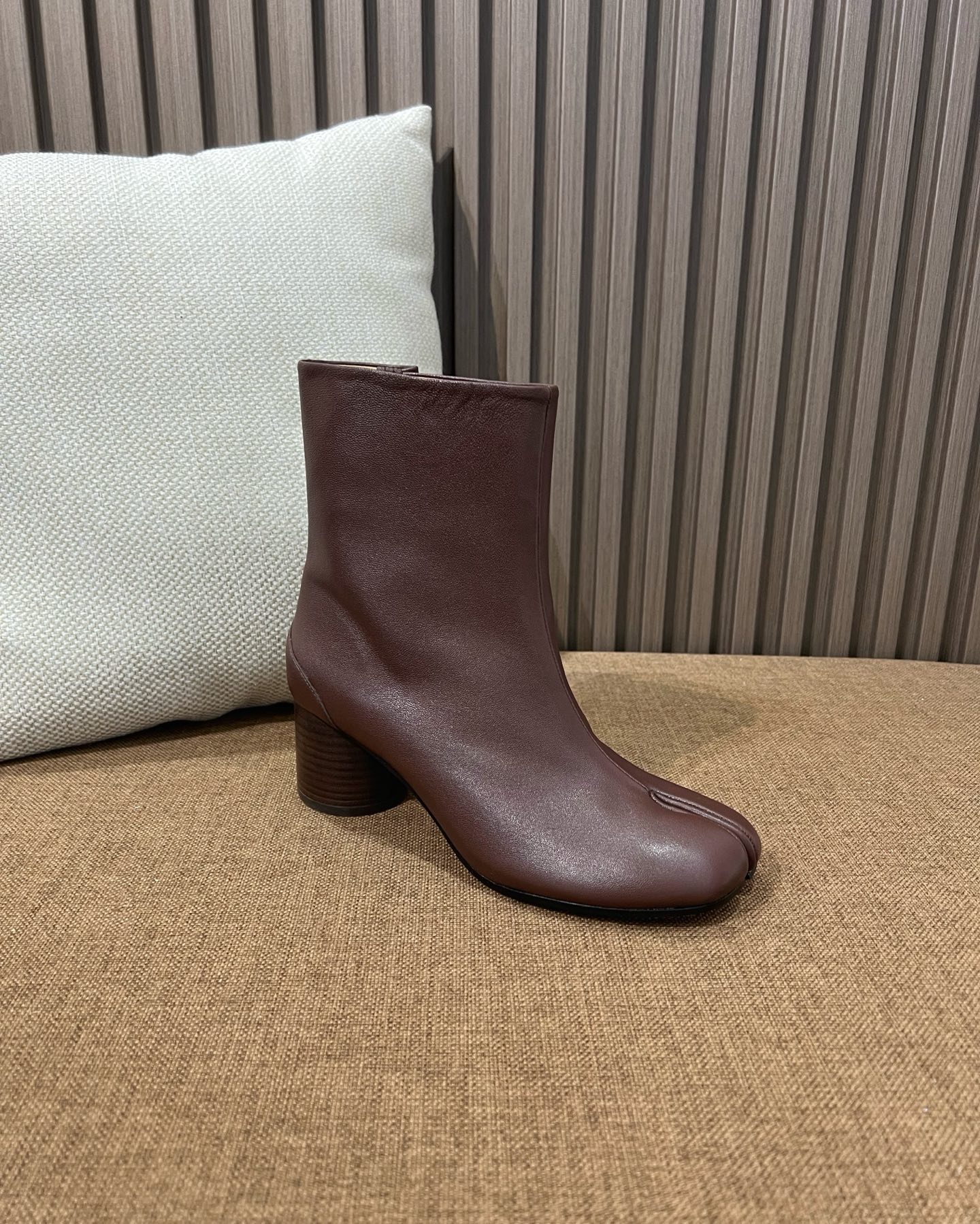 메종 마르지엘라 MM6 타비 앵클부츠 브라운 6cm 힐 - 이미지 7