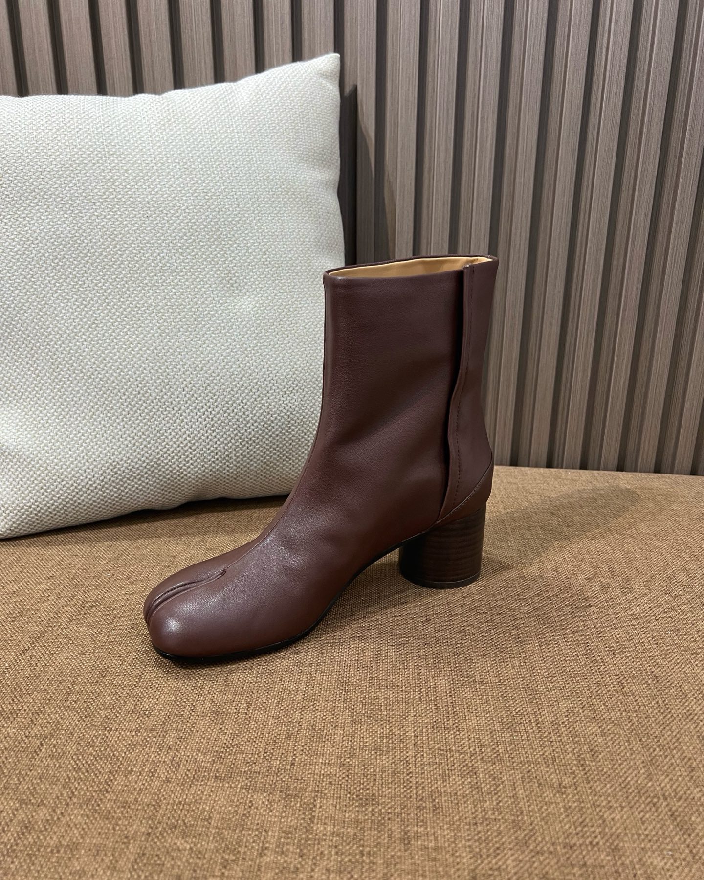 메종 마르지엘라 MM6 타비 앵클부츠 브라운 6cm 힐 - 이미지 8