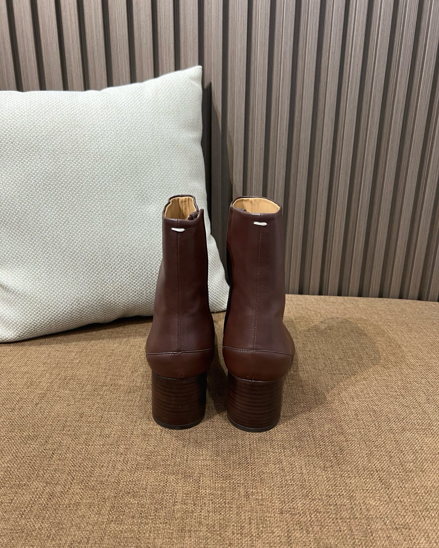 메종 마르지엘라 MM6 타비 앵클부츠 브라운 6cm 힐 - 이미지 9