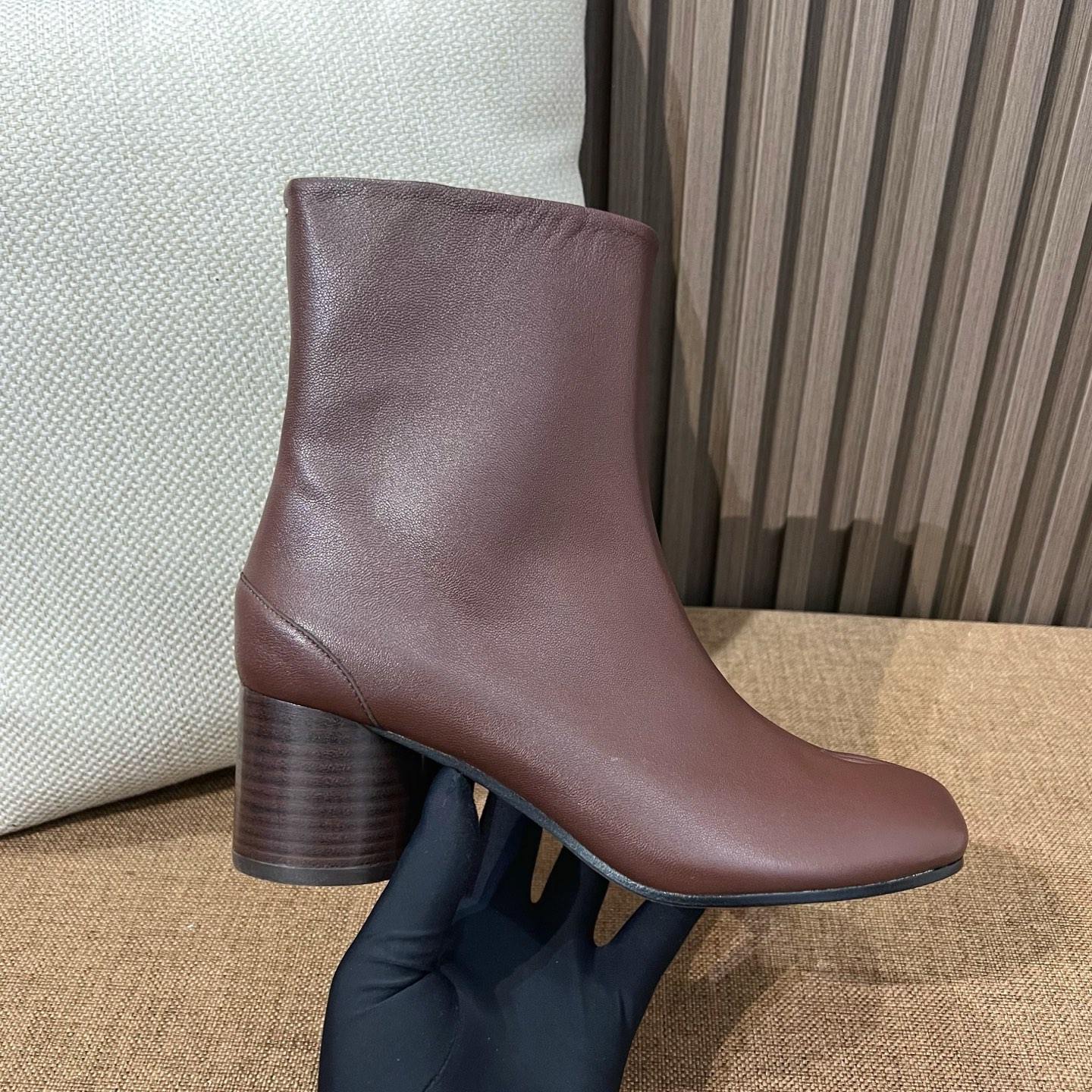 메종 마르지엘라 MM6 타비 앵클부츠 브라운 6cm 힐 - 이미지 11